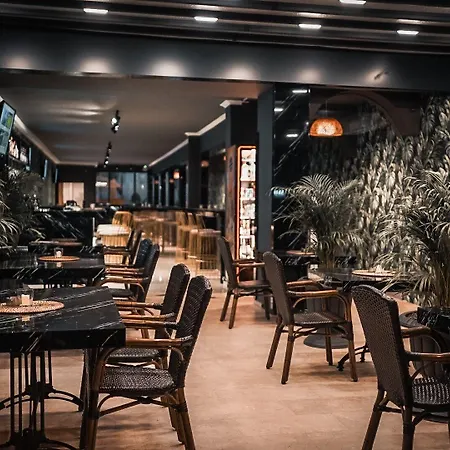 Esquire & Lounges 酒店 凯梅尔