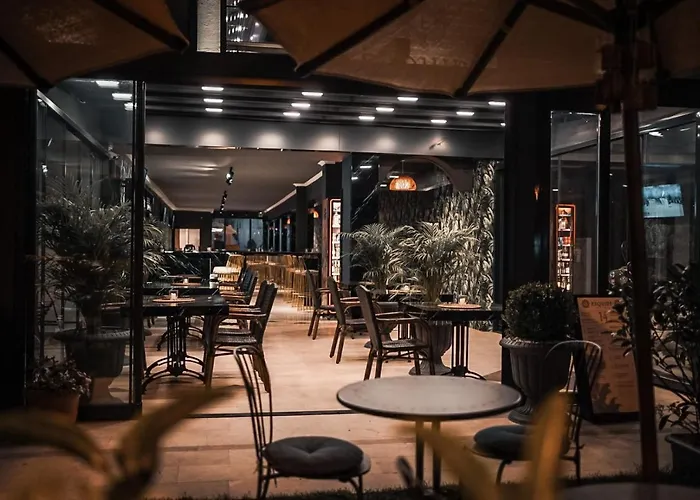 Esquire & Lounges 케메르