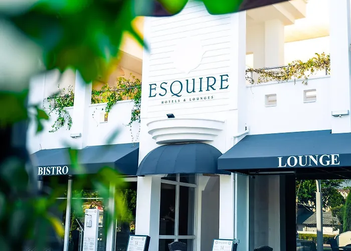 Esquire & Lounges 케메르