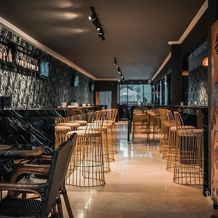 Esquire And Lounges Hotel 2*