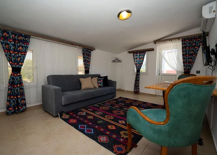 Esquire & Lounges 2* קמר