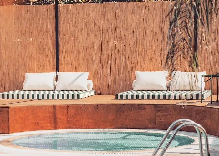 מלון Esquire & Lounges