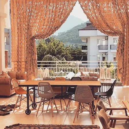 Esquire And Lounges فندق