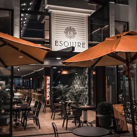 Esquire And Lounges كمر