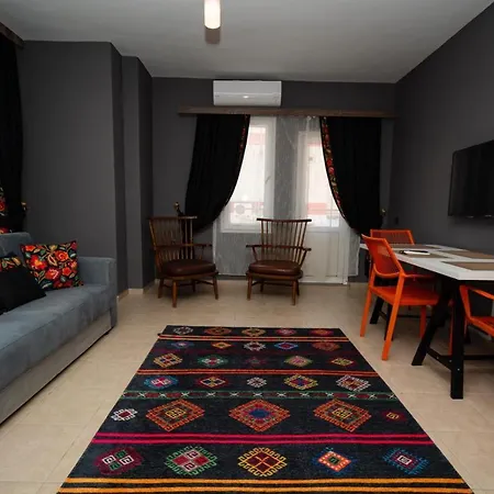 Esquire & Lounges Hotel 2*