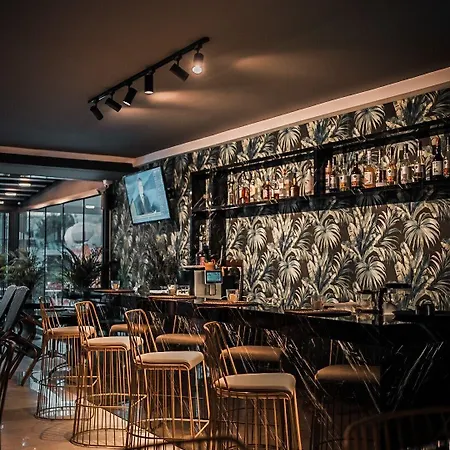 Esquire & Lounges Hotel 2*